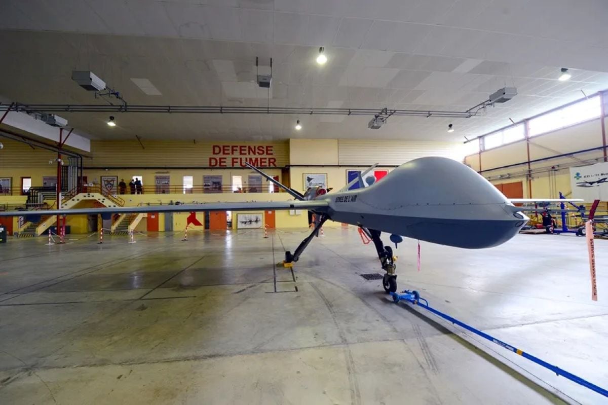 Una imagen registra un dron General Atomics MQ-9 Reaper durante la visita del ministro de Defensa de Francia a un escuadrón de aeronaves no tripuladas de la Fuerza Aérea francesa. Foto: EFE.