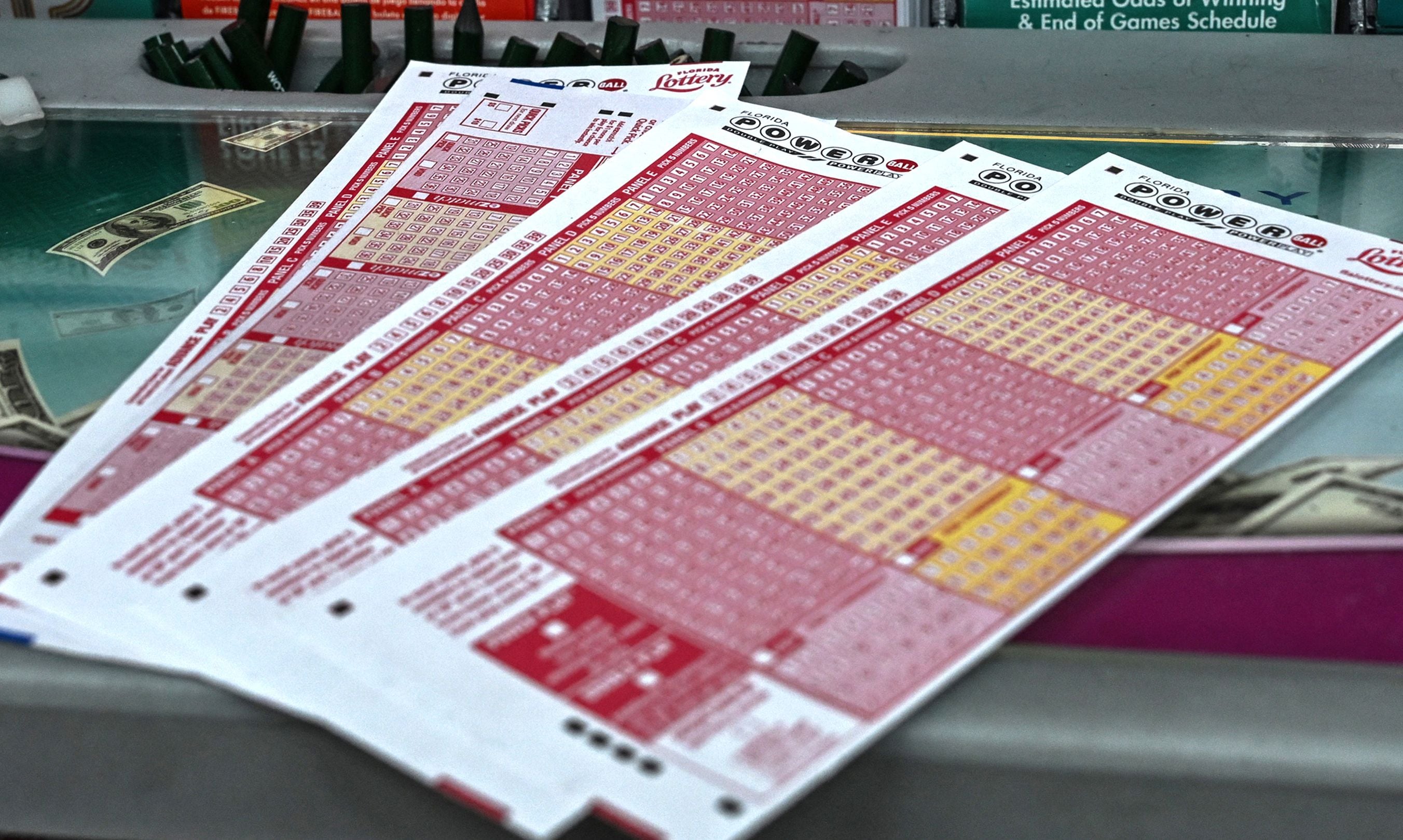 Por lo general, los participantes del Powerball pueden reclamar un premio de hasta $600 en cualquier lotería autorizada de la jurisdicción donde compraron el boleto. (Foto: GIORGIO VIERA / AFP)