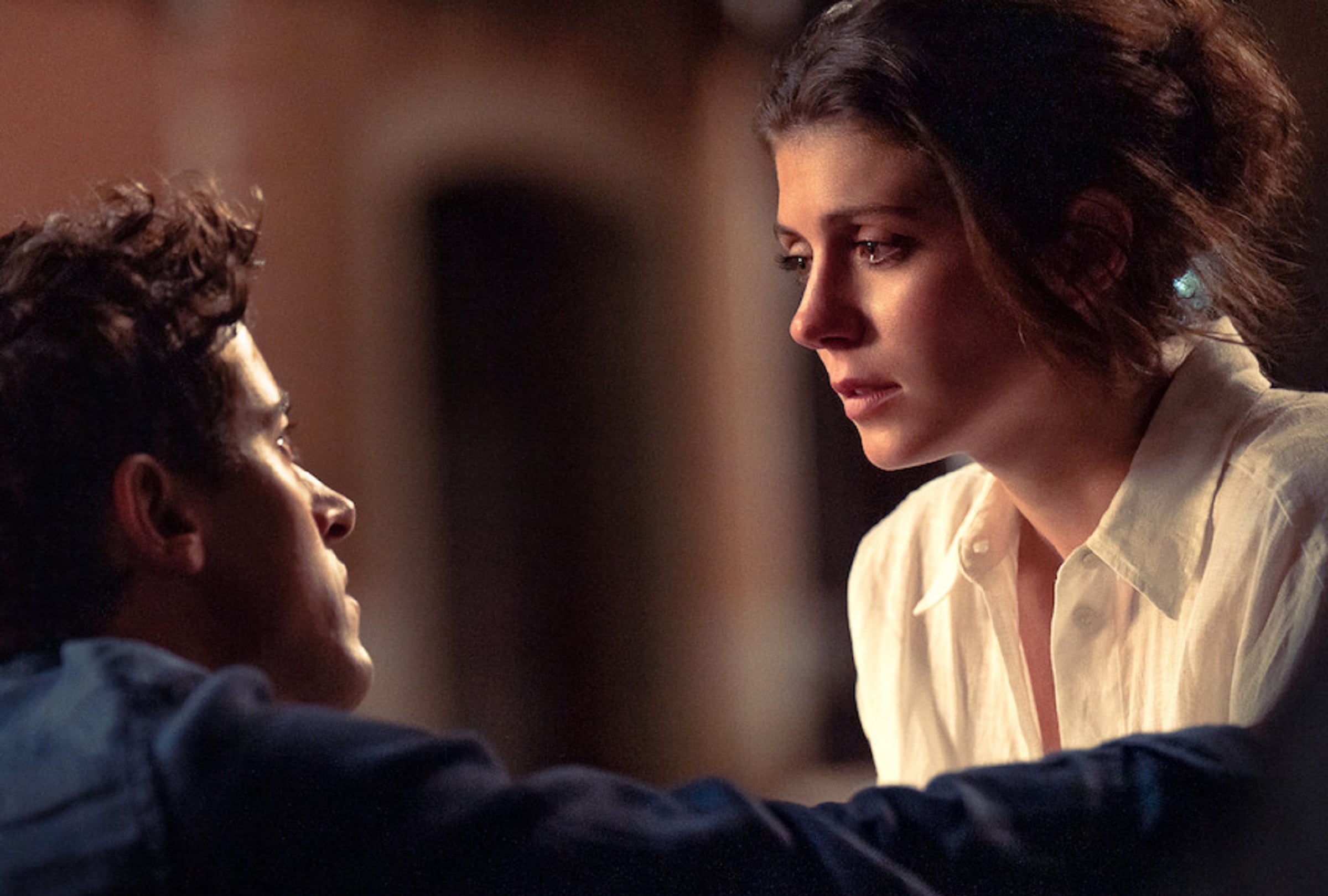 Alex Nielsen (Tom Blyth) y Poppy Wright (Emily Bader) se distancian tras su viaje a la Toscana en la película "Gente que conocemos en vacaciones" (Foto: Netflix)