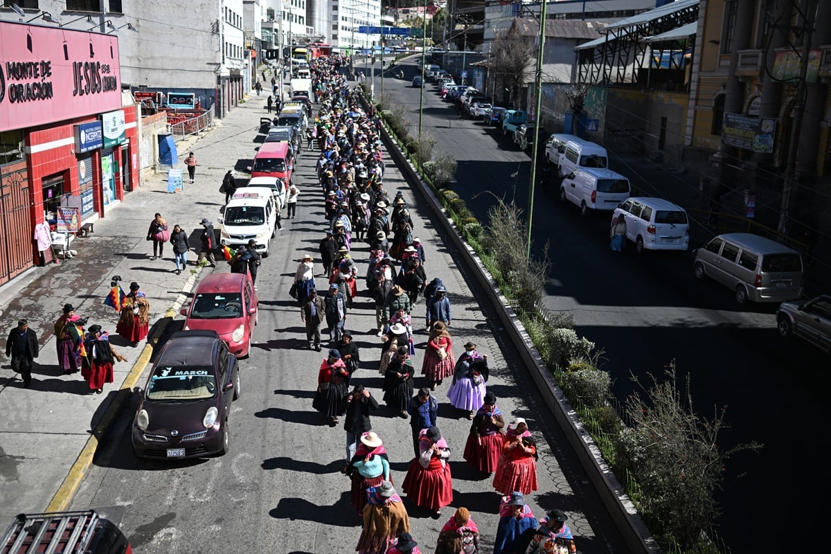 Mujeres indígenas participan en una protesta contra el gobierno del presidente Rodrigo Paz en el Día de la Madre en La Paz, el 27 de mayo de 2026. (Marvin RECINOS / AFP)