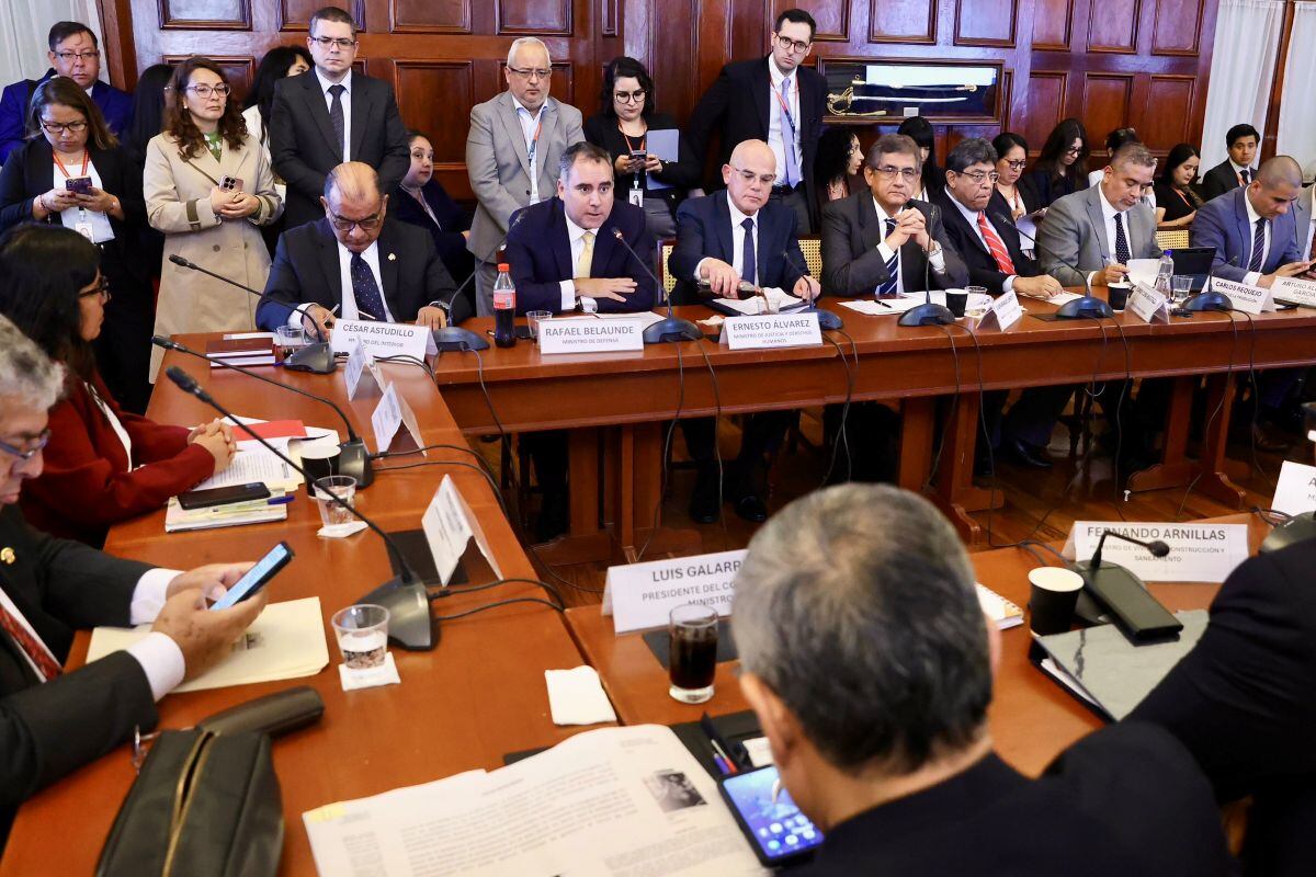 Ministros de Estado exponen junto al premier Luis Galarreta, los alcances del pedido de delegación de facultades. Foto: Congreso.