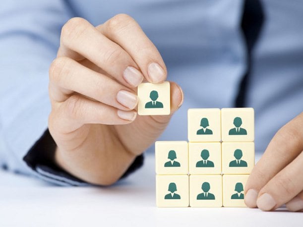 Los trabajadores más jóvenes ya no pasan toda su carrera profesional en una sola organización. Necesitamos normalizar la posibilidad de seguir adelante cuando las personas y sus funciones no son compatibles.(Foto: Plusempresarial.com)