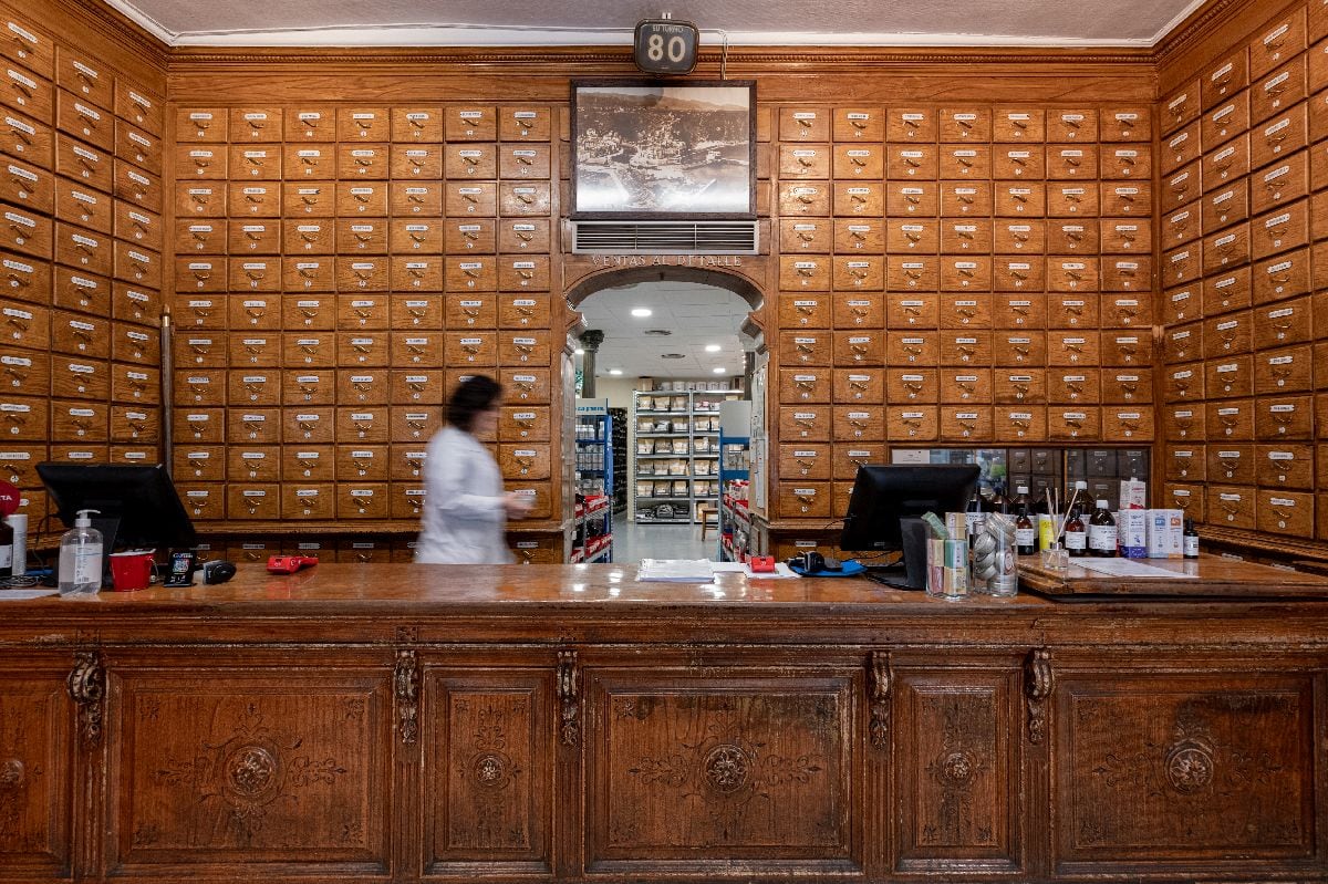Los muebles de madera originales de Droguería Riesgo todavía se utilizan para almacenar suministros químicos. Fotógrafo: Emilio Parra Doiztua/Bloomberg