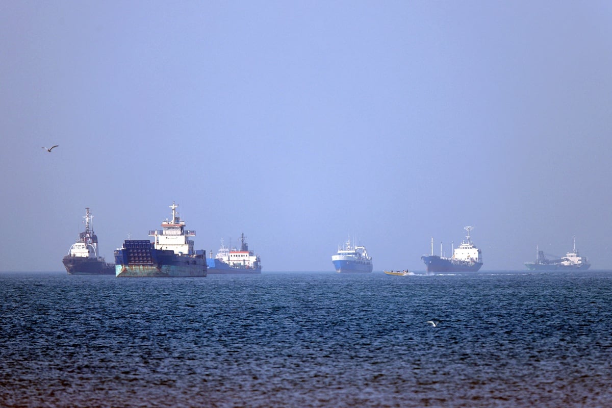 Buques anclados en el estrecho de Ormuz, frente a Bandar Abbas, en el sur de Irán, el 4 de mayo de 2026. (Amirhossein KHORGOOEI / ISNA / AFP) /