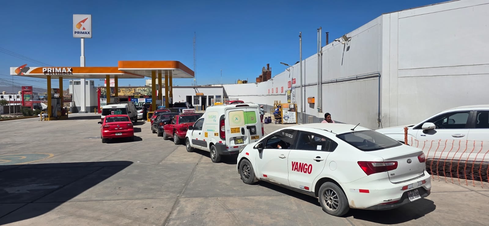 Precio del GLP se incrementa en varios grifos de Arequipa ante la escasez por falta de tránsito vehicular. Foto: Omar Cruz/@photo.gec