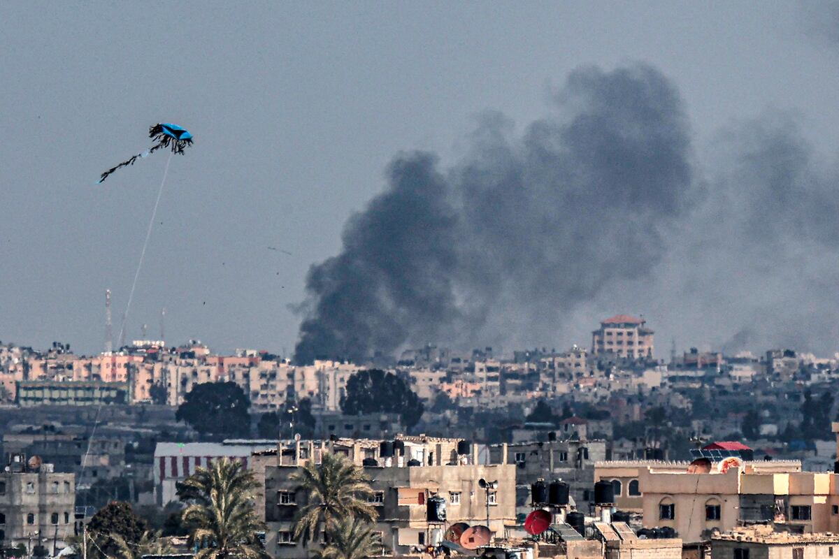 Se vuela una cometa en Rafah mientras se eleva el humo tras el bombardeo israelí de Khan Yunis, en el sur de la Franja de Gaza, el 20 de febrero de 2024, en medio de continuas batallas entre Israel y el grupo militante palestino Hamás. (Foto de SAID KHATIB / AFP)