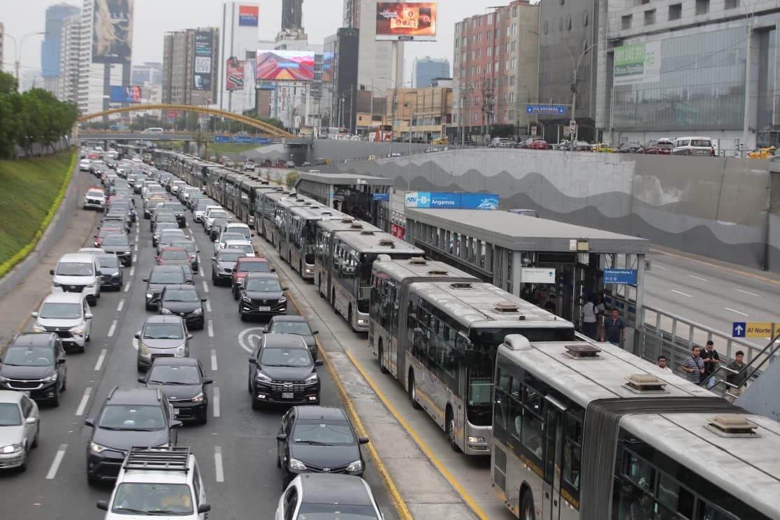 Larga fila de buses de formó luego de registrar un triple choque entre buses del Metropolitano cerca de la estación Angamos. (Foto: Violeta Ayasta).