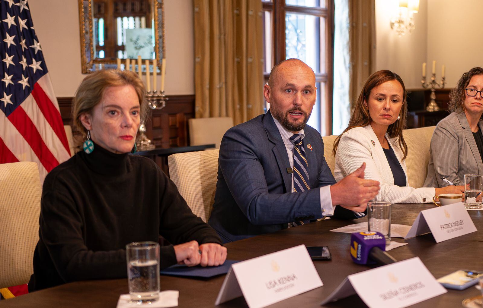 Patrick Neeley, vocero de la embajada de los Estados Unidos en el Perú, al lado de la embajadora Lisa Kenna y funcionarios consulares (Foto: Embajada de los Estados Unidos en el Perú)