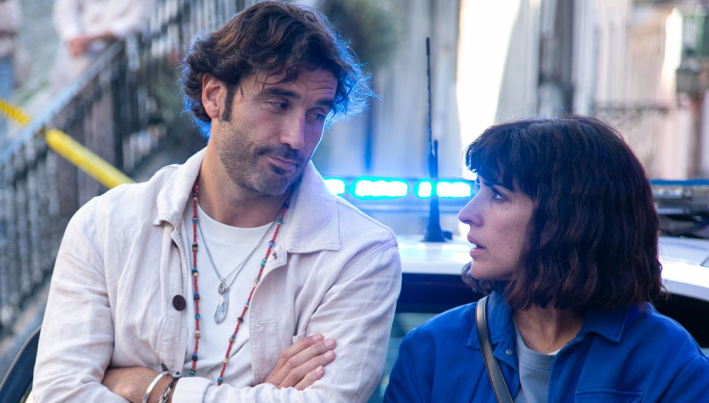 Álex García como Fabio e Inma Cuesta como Alicia en una escena de la serie "Si es martes, es asesinato" (Foto: LAZONA / Disney+)