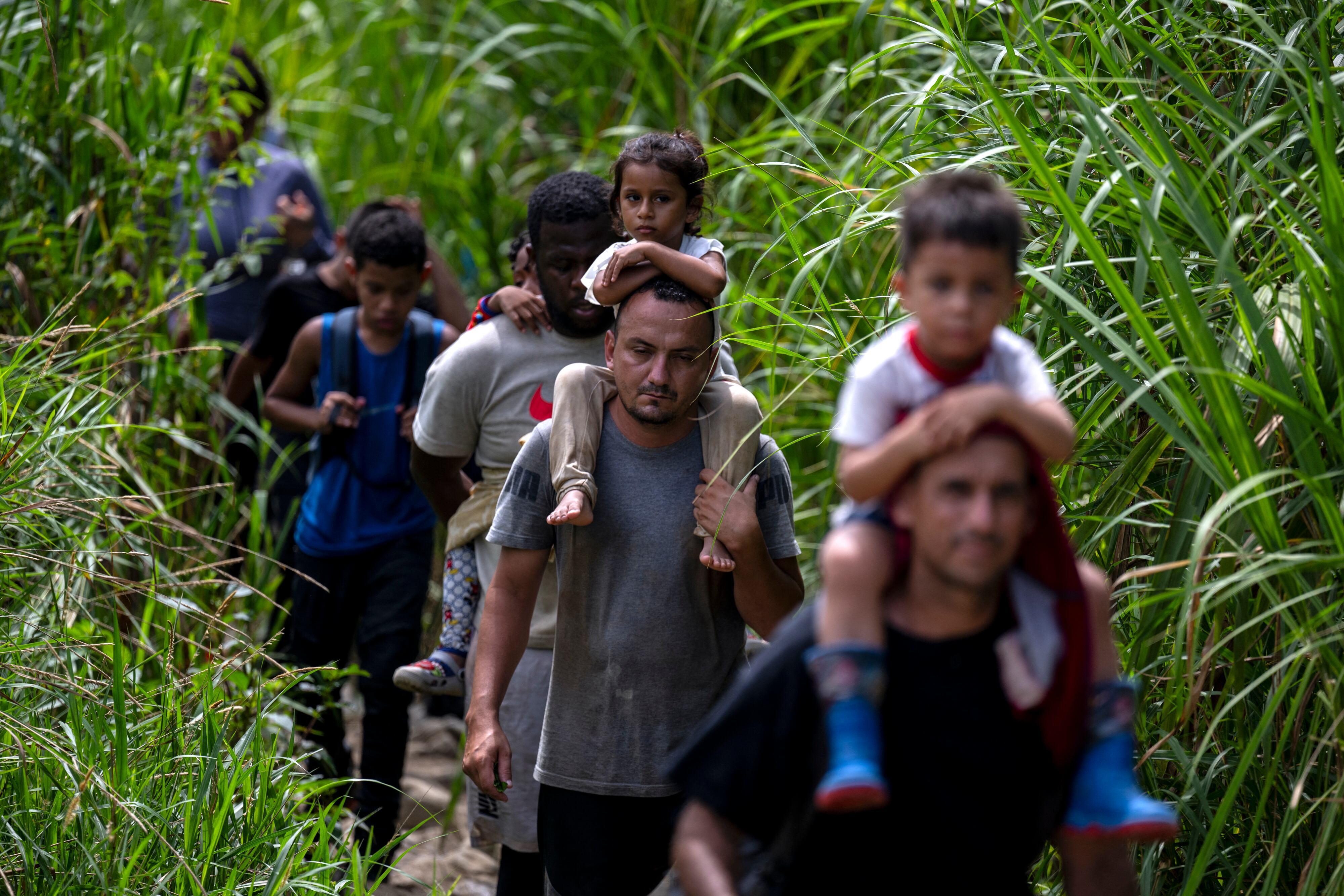 Unos 120.000 menores cruzaron la inhóspita selva del Darién en la frontera entre Colombia y Panamá como parte de un récord de 520.085 Migrantes a Estados Unidos en 2023. (Foto de Luis ACOSTA/AFP)