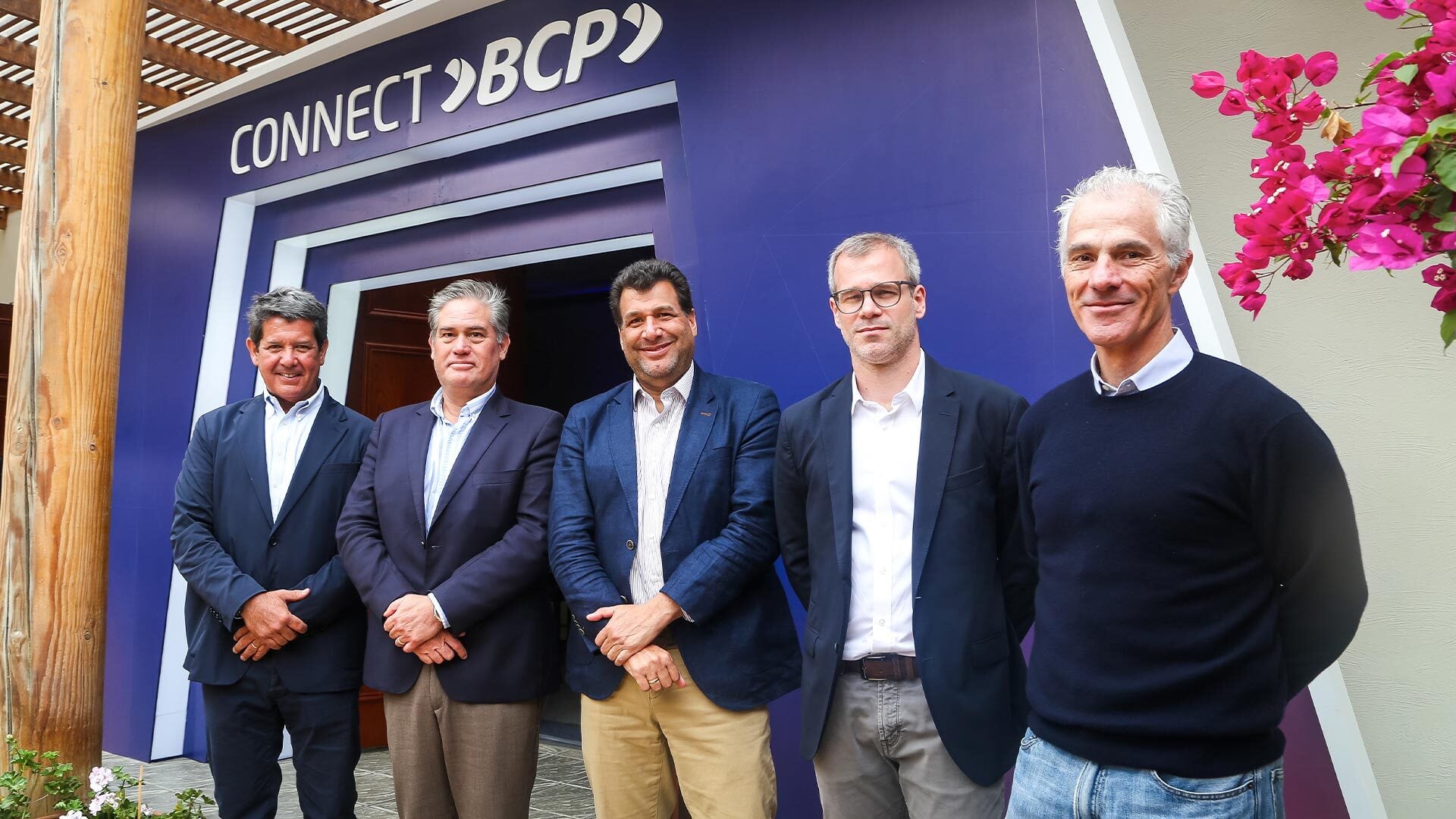 Diego Cavero, César Stuart, Luis Alfonso Carrera y Giovanni Terzano, gerentes del BCP; y Gianfranco Ferrari, gerente de Credicorp.