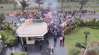 Trabajadores del sector salud y PNP protagonizan enfrentamientos en el Minsa