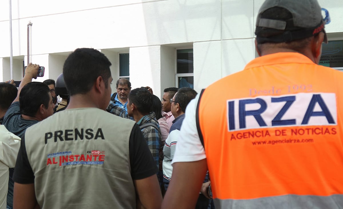 Periodistas de diferentes medios de comunicación permanecen afuera de un hospital en el municipio de Chilpancingo, en el estado de Guerrero, México, el 28 de noviembre de 2023. (Foto de José Luis de la Cruz / EFE)