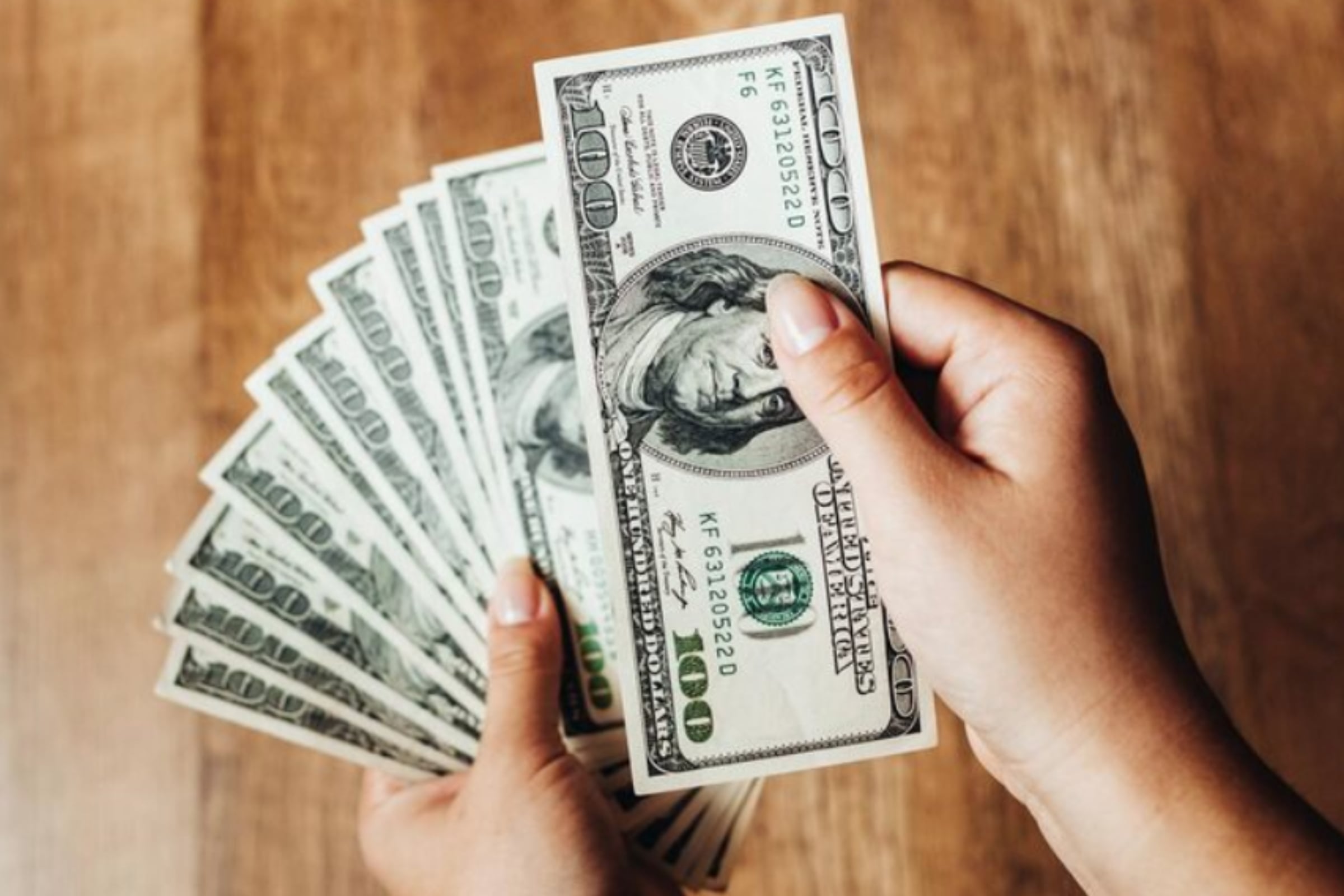 Los funcionarios de California señalaron que, de no retirar o gastar el dinero hasta el 30 de abril, será retirado de las tarjetas. (Crédito: Magnific / Imagen referencial)