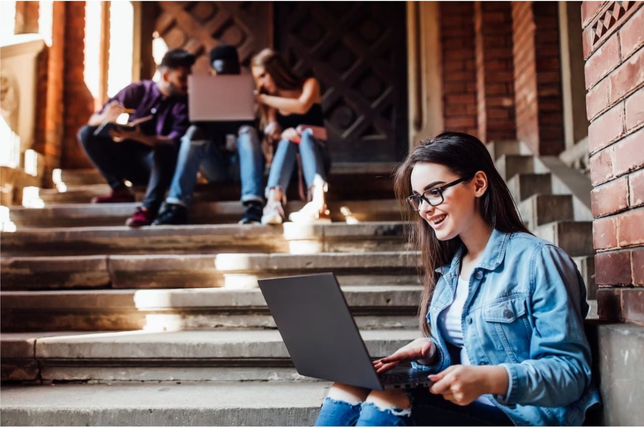 Según cifras del INEI (2025), el 43.9% de la población económicamente activa está subempleada, mientras que el 75% de las empresas declara tener dificultades para cubrir vacantes en el sector tecnológico. Foto: Referencial.