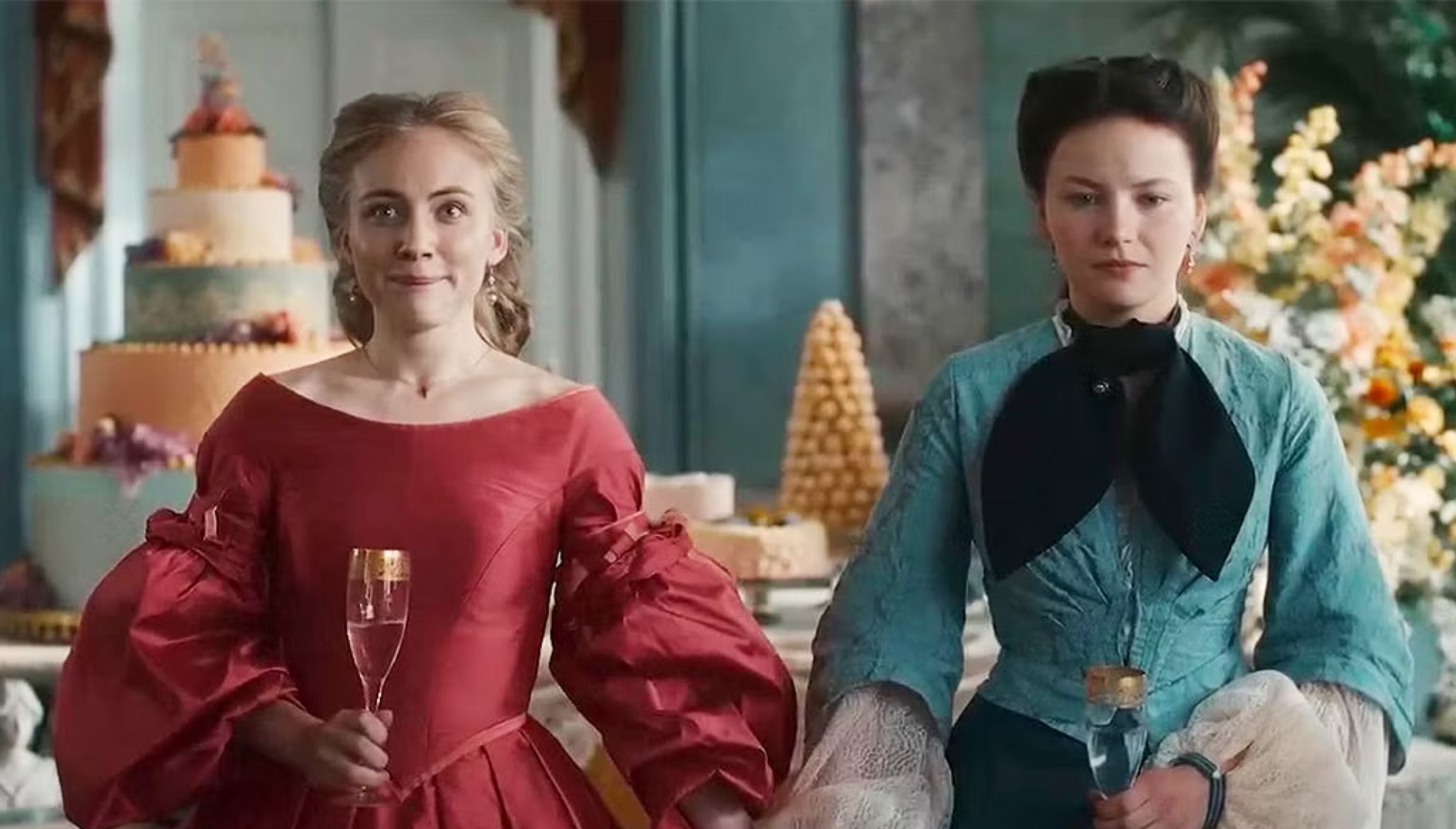 Elisa Schlott como Elena de Baviera y Devrim Lingnau como su hermana Sissi en la serie "La emperatriz" (Foto: Netflix)