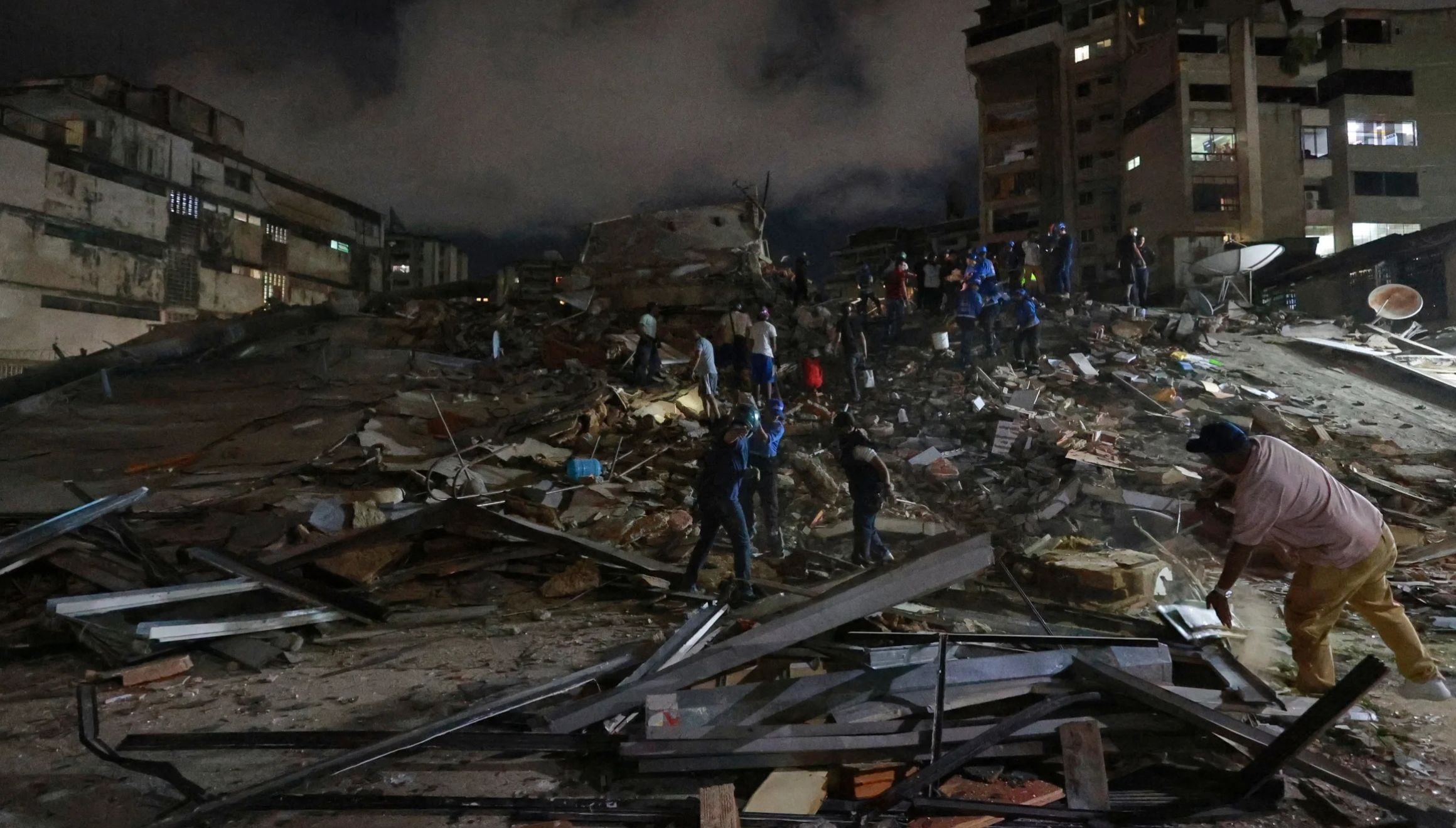 Los equipos de rescate buscan entre los escombros tras el terremoto en Caracas, Venezuela, el miércoles 24 de junio de 2026. (Foto AP/Javier Campos)