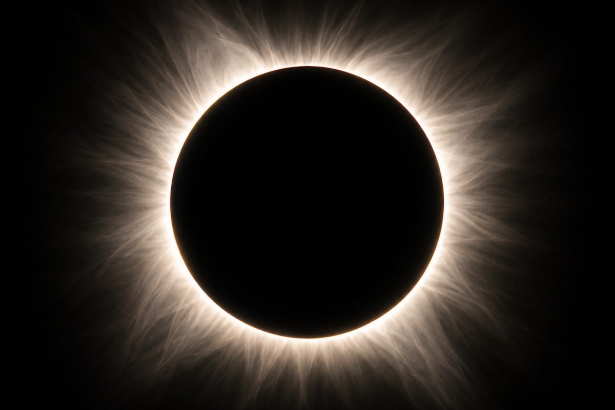 España será uno de los principales escenarios del eclipse solar total del 12 de agosto de 2026, un fenómeno que no se veía desde hace más de un siglo. (Foto: Imagen creada por El Comercio MAG usando Gemini)