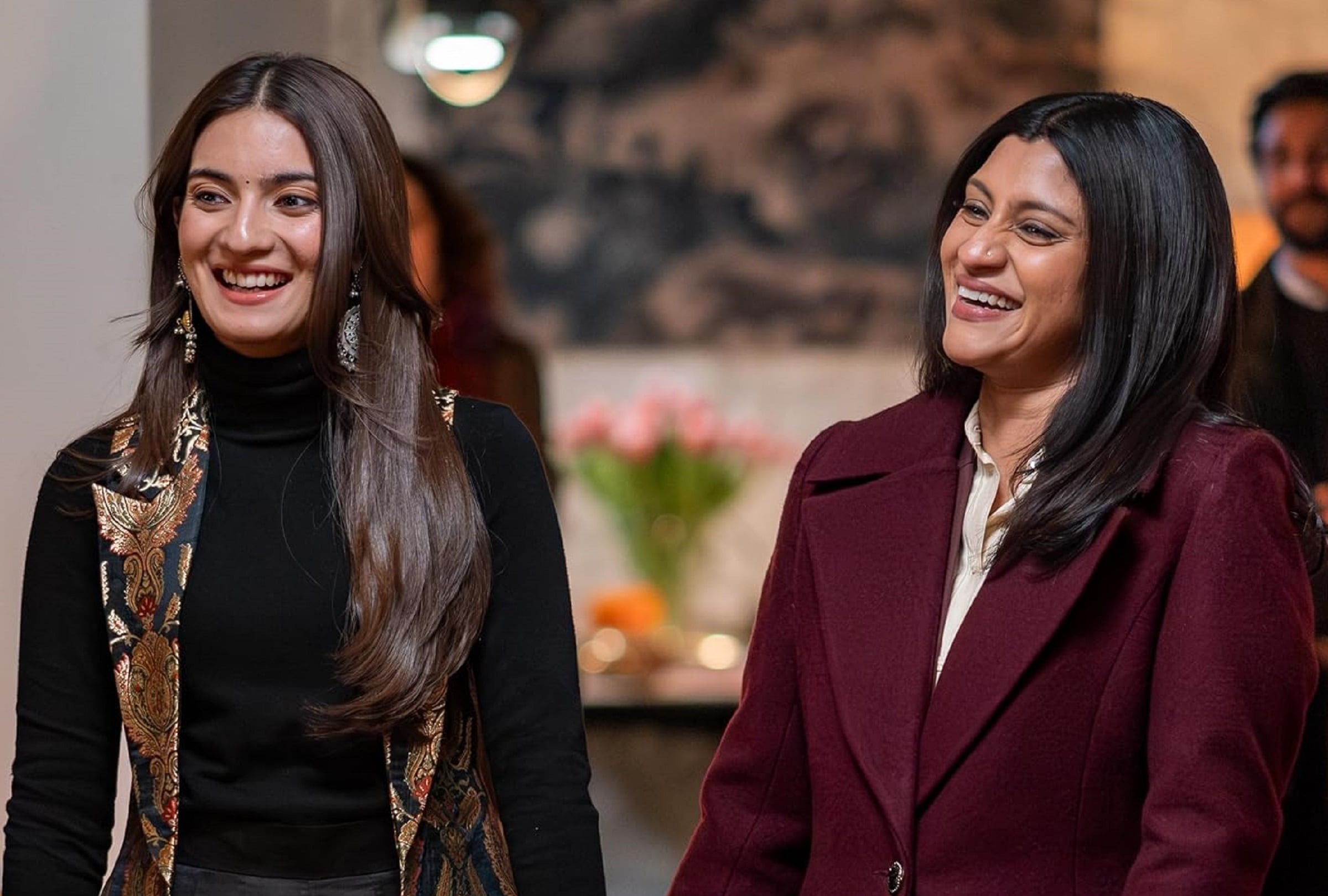 La felicidad de la Dra. Geetika (Konkona Sen Sharma) y su esposa (Pratibha Ranta) se ve opacada por una serie de acusaciones en la película india "Acusada" (Foto: Netflix)