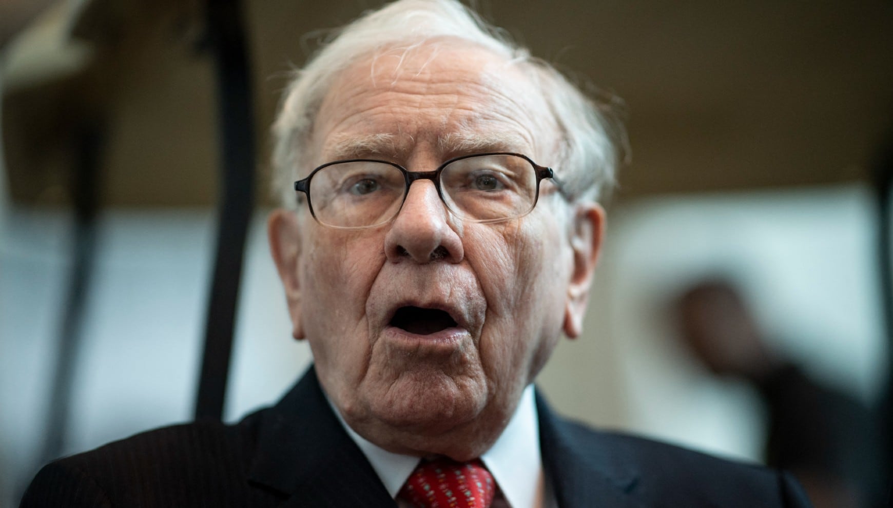 Warren Buffett, inversor estadounidense: "Solo cuando baja la marea se descubre quién ha estado nadando desnudo"