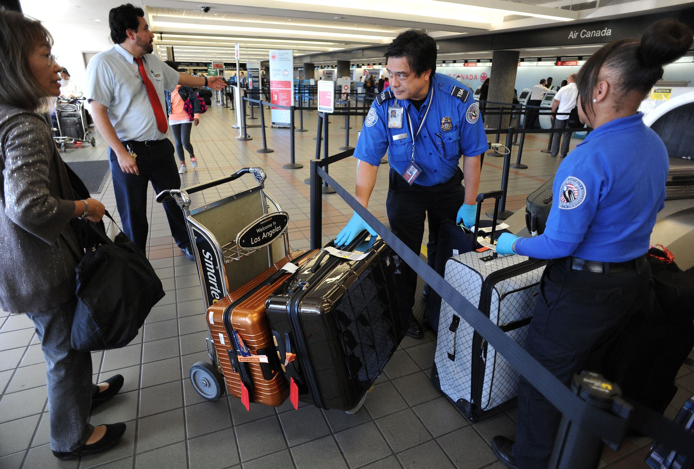 Las baterías portátiles están prohibidas en equipaje facturado por riesgo de incendio en vuelos (Foto: AFP).