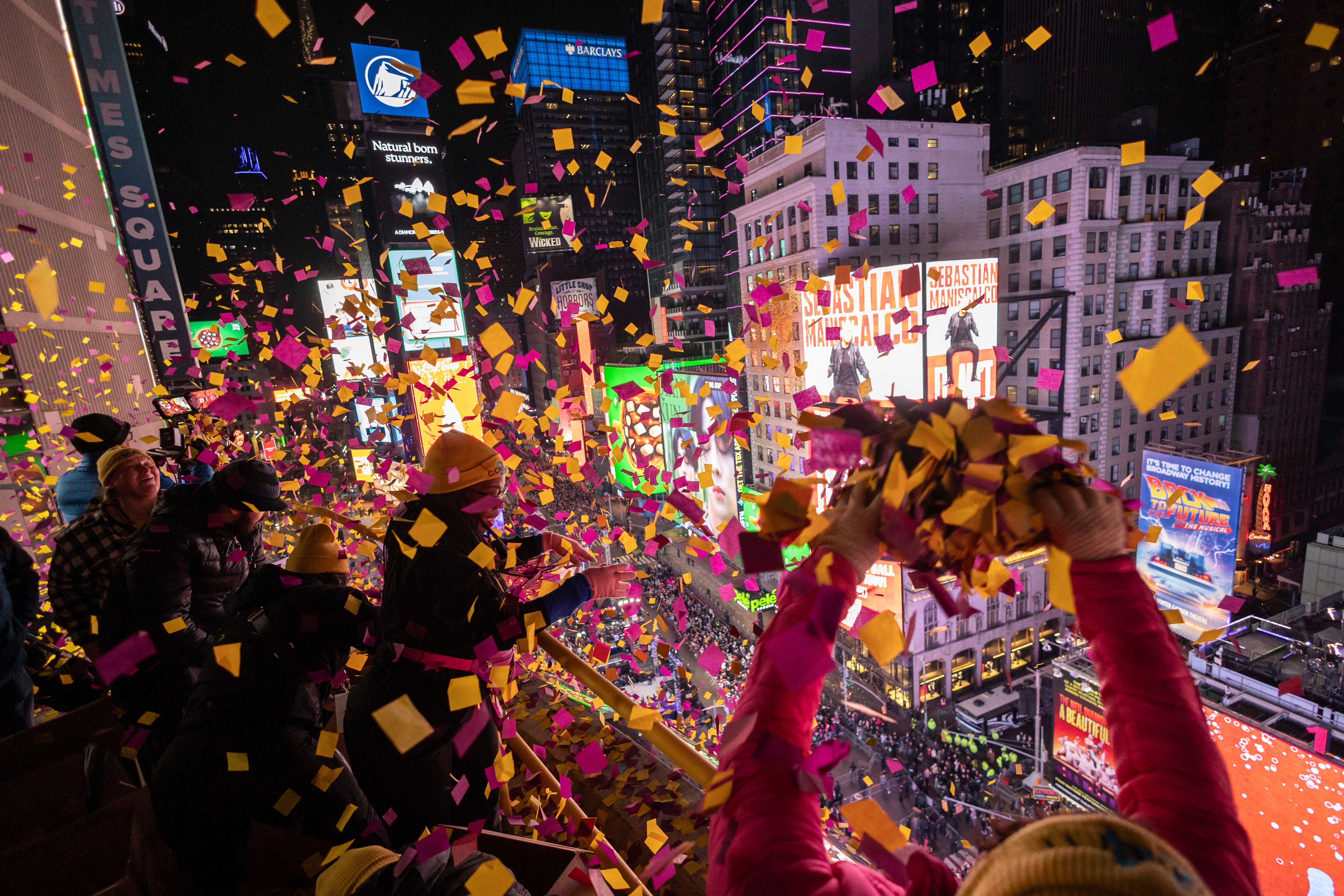 Muchas personas suelen visitar esta plaza de Manhattan para recibir el Año Nuevo. (Crédito: AP/Yuki Iwamura).