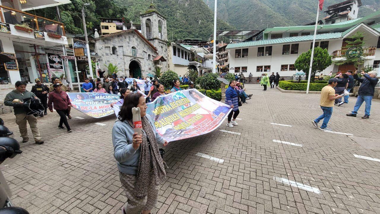 Manifestantes indicaron que las agencias de turismo serían “irresponsables” si envían visitantes al distrito de Machupicchu.