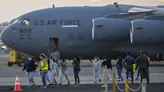 Qué pasó exactamente con el vuelo militar de Estados Unidos con deportados que no podía sobrevolar México