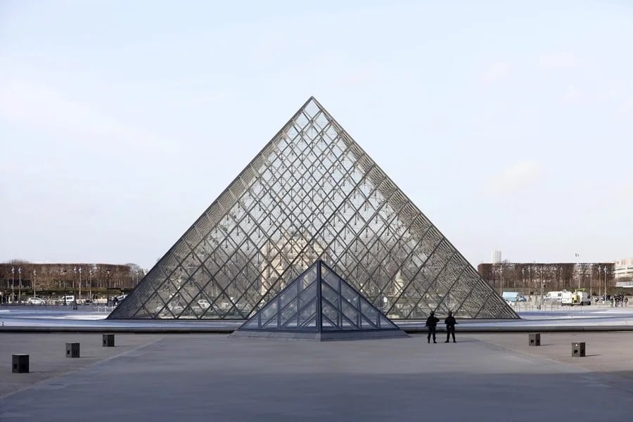 Agentes de la Policía montan guardia en los alrededores del museo Louvre en París. EFE/ Ian Langsdon