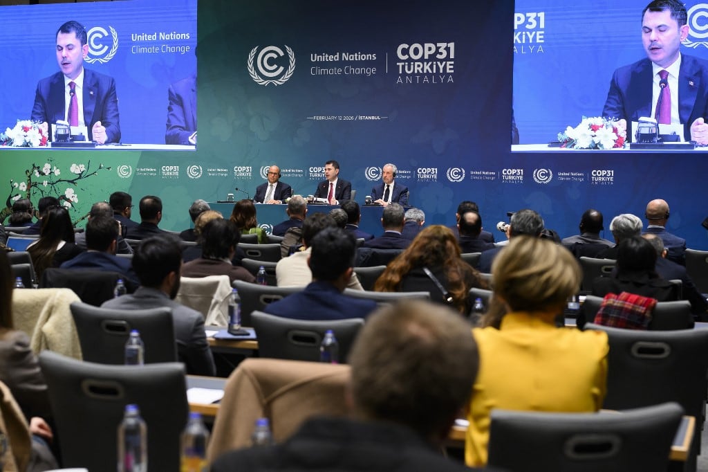El ministro de Medio Ambiente, Urbanización y Cambio Climático de Turquía, Murat Kurum (centro), habla junto al secretario ejecutivo de Naciones Unidas para el Cambio Climático, Simon Stiell (izq.), y el presidente de la COP30, André Correa do Lago (der.), durante una nueva conferencia en Estambul el 12 de febrero de 2026, antes de la COP31 de Naciones Unidas en noviembre. (Foto de Yasin AKGUL / AFP)