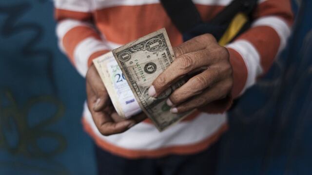 Ni los dólares salvan a venezolanos de la ira inflacionaria