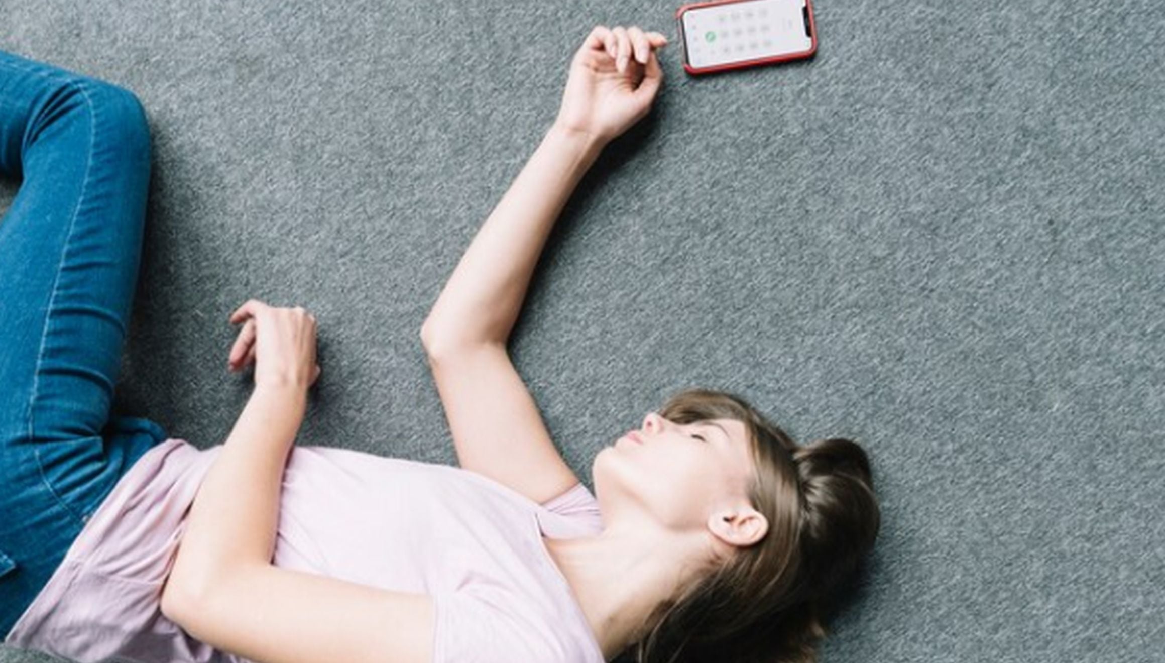 Esta imagen muestra a una mujer durmiendo en el piso. (Foto: freepik)