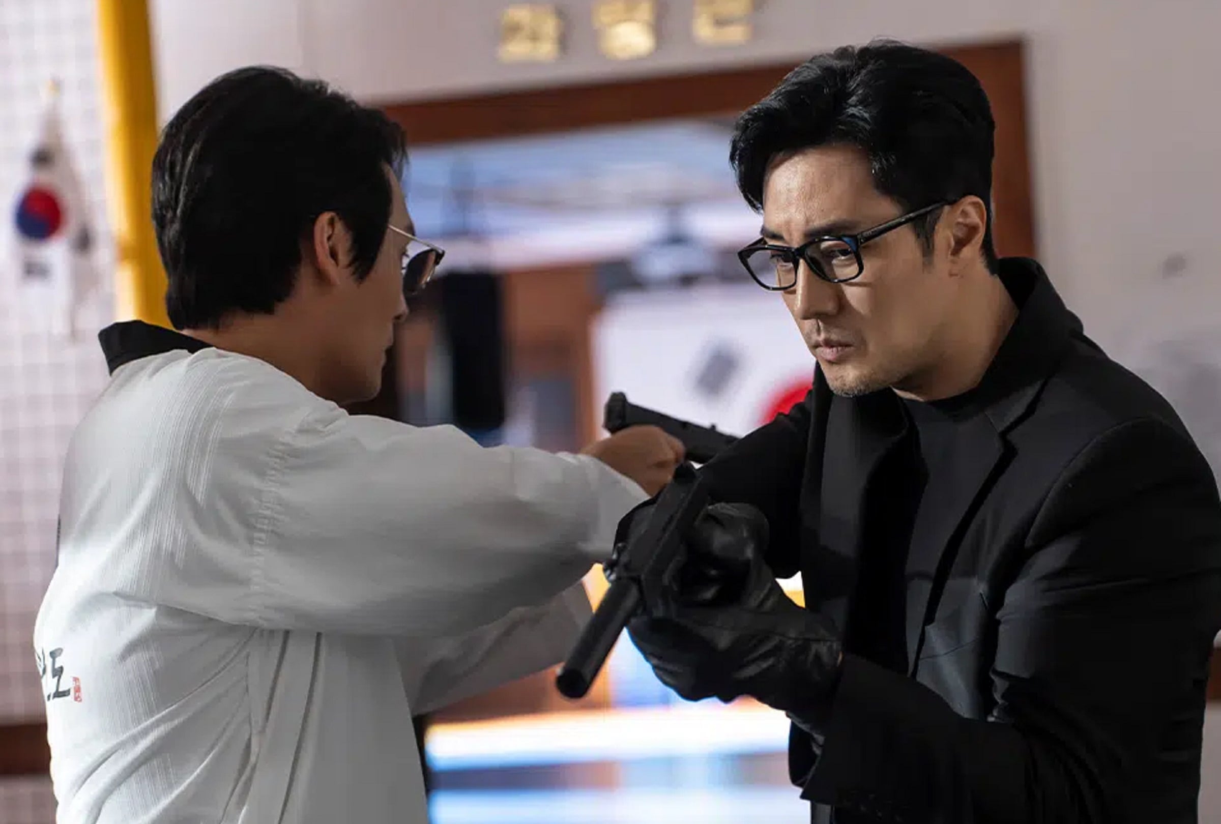 Choi Dae-hoon interpreta a Seong Han-su y So Ji-sub interpreta a Kim Do-hyeon / Manager Kim en la serie surcoreana "Agente Kim reactivado" (Foto: Netflix)