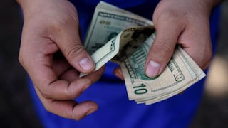 Encuestas desfavorables a Trump arrastran al dólar y tasas de Treasuries