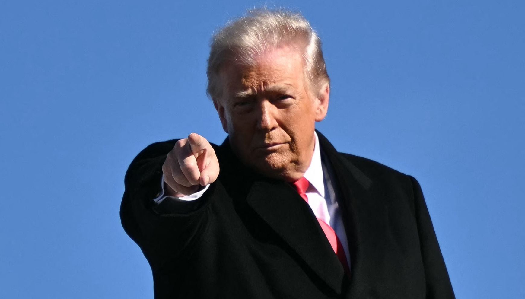 El presidente de Estados Unidos, Donald Trump, anunció el recorte de fondos a ciudades santuario. En esta imagen, hace un gesto al abordar el Air Force One en la Base Conjunta Andrews, Maryland, el 13 de enero de 2026, rumbo a Detroit, Michigan (Foto: Mandel Ngan / AFP)