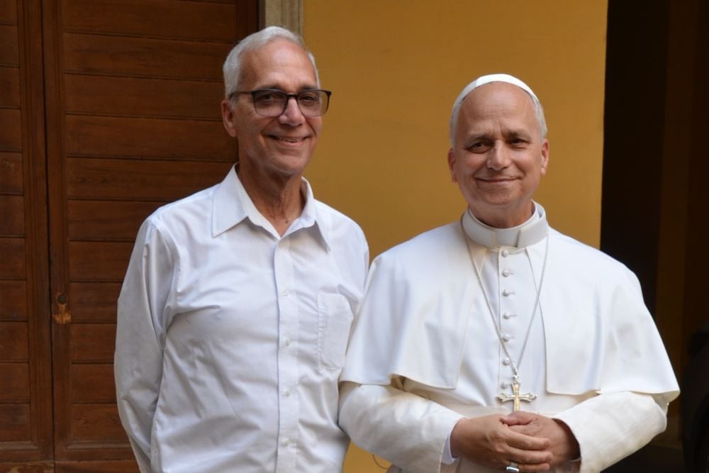 John Prevost y su hermano, el papa León XIV, posan juntos para una foto en octubre de 2025. (Foto: Beth Verdun)