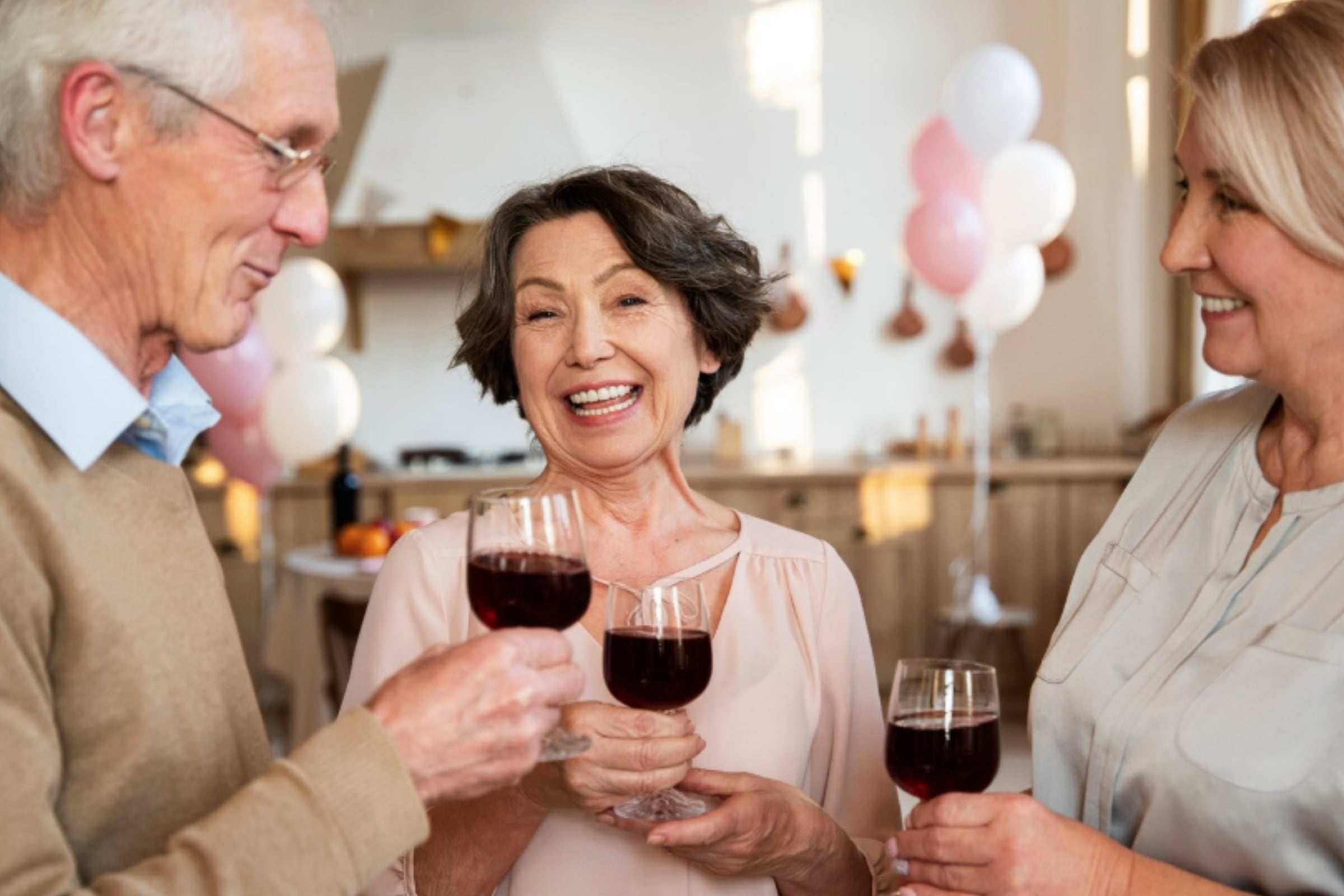 En un principio, los centros de asistencia para ancianos tenían prohibido ofrecer bebidas alcohólicas a sus residentes. (Crédito: Magnific / Imagen referencial)