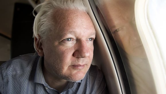 El fundador de WikiLeaks, Julian Assange, mirando por la ventana mientras su avión procedente de Londres se acerca a Bangkok para hacer una escala. (Foto de WikiLeaks / AFP).