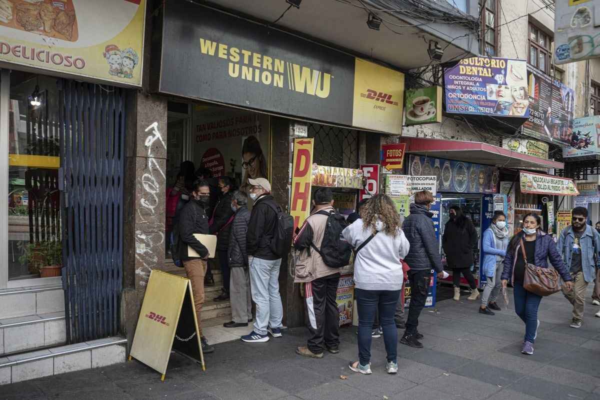 Los clientes esperan en fila afuera de un local de Western Union en La Paz, Bolivia, el 30 de marzo de 2023.