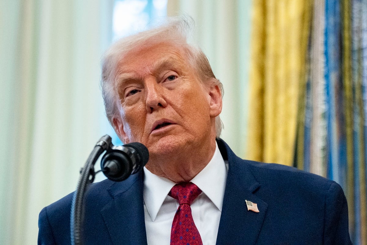 El presidente de Estados Unidos, Donald Trump, durante una ceremonia en la Oficina Oval de la Casa Blanca en Washington, DC, EE. UU., el 15 de diciembre de 2025. (EFE/EPA/BONNIE CASH)