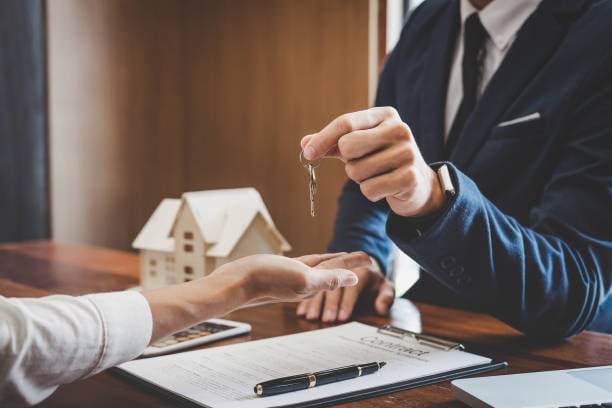 Las Juntas de Propietarios deben revisar el reglamento interno inicial que inscribió la inmobiliaria, pues a veces no consideran la obligación de pago de deudas para el comprador de un inmueble (foto: iStock)