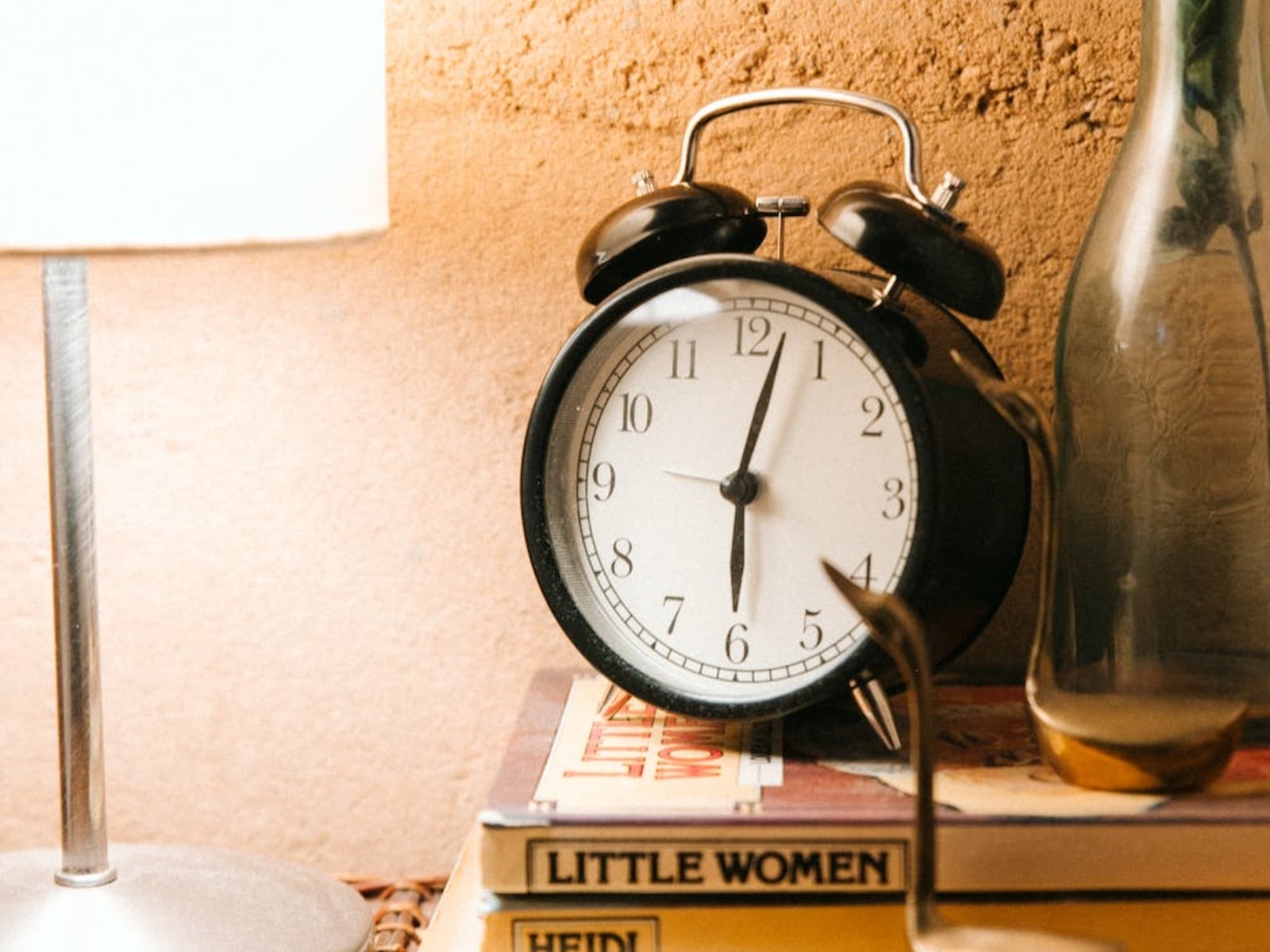 El horario de invierno implica que debes retroceder una hora a tu reloj (Foto: Pexels)