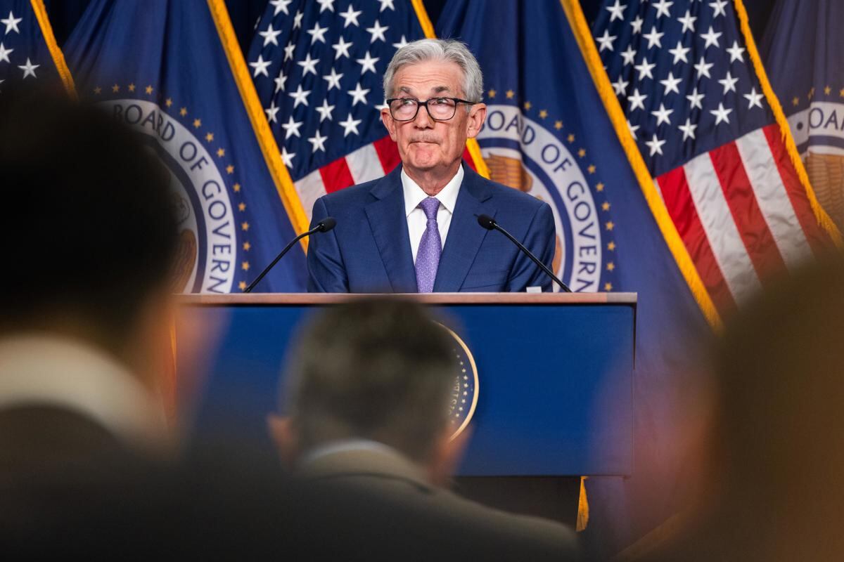 Washington (Estados Unidos), 12/06/2024.- El presidente de la Junta de la Reserva Federal de EE.UU., Jerome Powell, habla con los periodistas después de que la Reserva Federal se abstuviera una vez más de subir los tipos de interés tras su conferencia de dos días en la Reserva Federal en Washington, DC, EE.UU. el 12 de junio de 2024. Se espera que las autoridades comiencen a recortar los tipos de interés más adelante en 2024. (Roma) EFE/EPA/JIM LO SCALZO