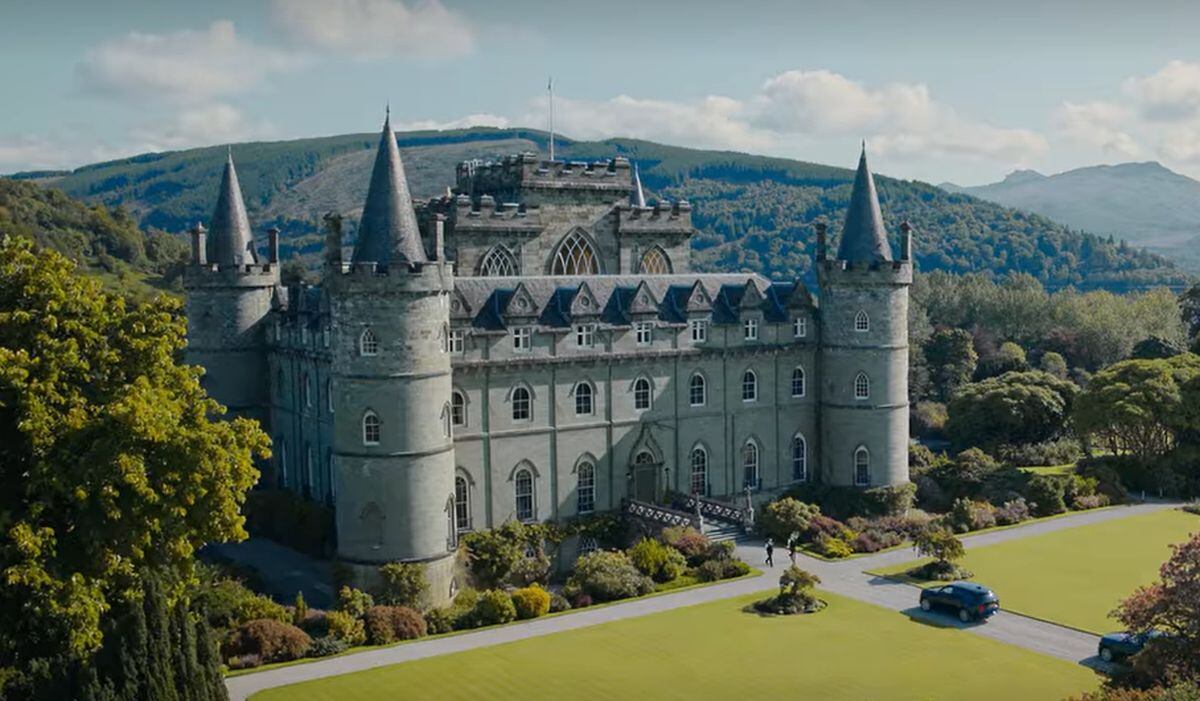 El castillo de Inveraray, en Escocia, fue el encuentro de Kate y Trowbridge en "La diplomática 2" (Foto: Netflix)