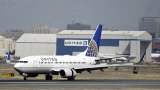 United dejará de usar agentes de seguridad para retirar pasajeros de sus vuelos