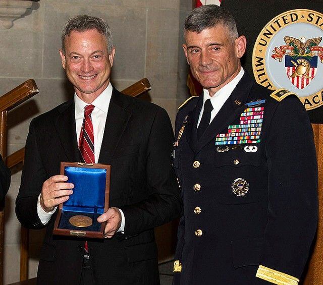 El actor, director y músico Gary Sinise, quien interpretó el papel de "teniente Dan" en la película Forrest Gump, junto con Tom Hanks, recibió el 57.º Premio Sylvanus Thayer de la Asociación de Graduados de West Point en 2015. El premio se otorga a destacados ciudadanos estadounidenses cuyo servicios y logros en aras del interés nacional ejemplifican su devoción personal a los ideales expresados en el lema de West Point: "Deber, Honor, Patria". Foto: US Army