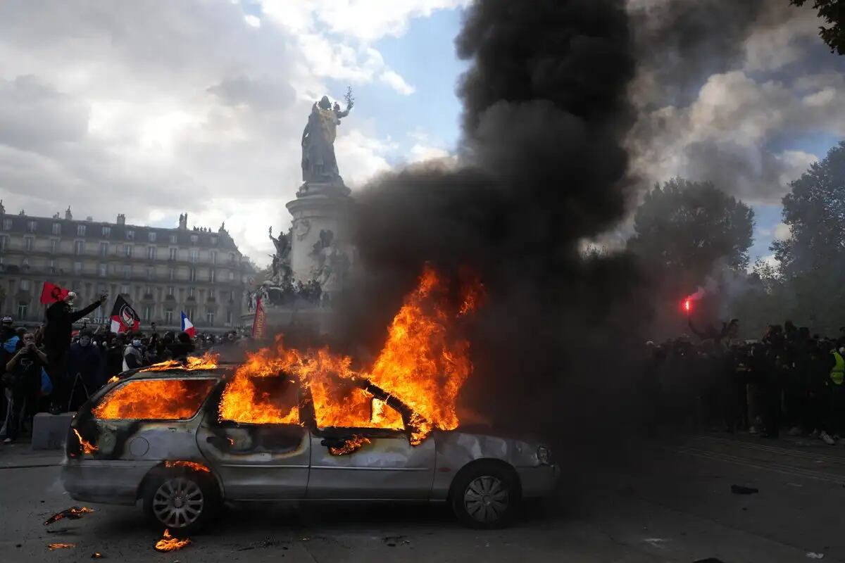 Las protestas en Francia se han traducido en ataques con daños e incendios.