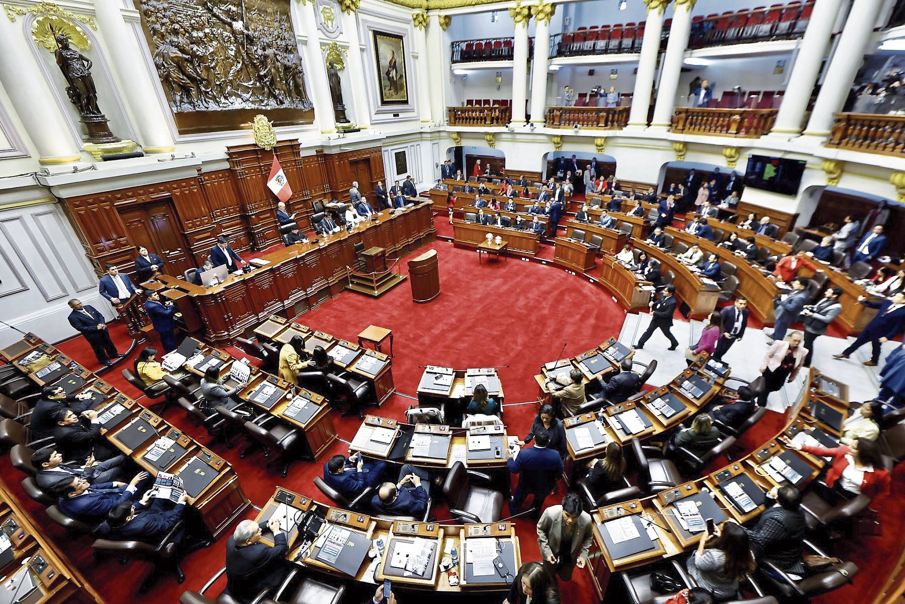 La capitulación de Miralles ante el populismo legislativo nos deja una lección amarga: cuando el "adulto en la habitación" decide no poner límites, la fiesta electoral la terminamos pagando todos con el futuro de la economía.