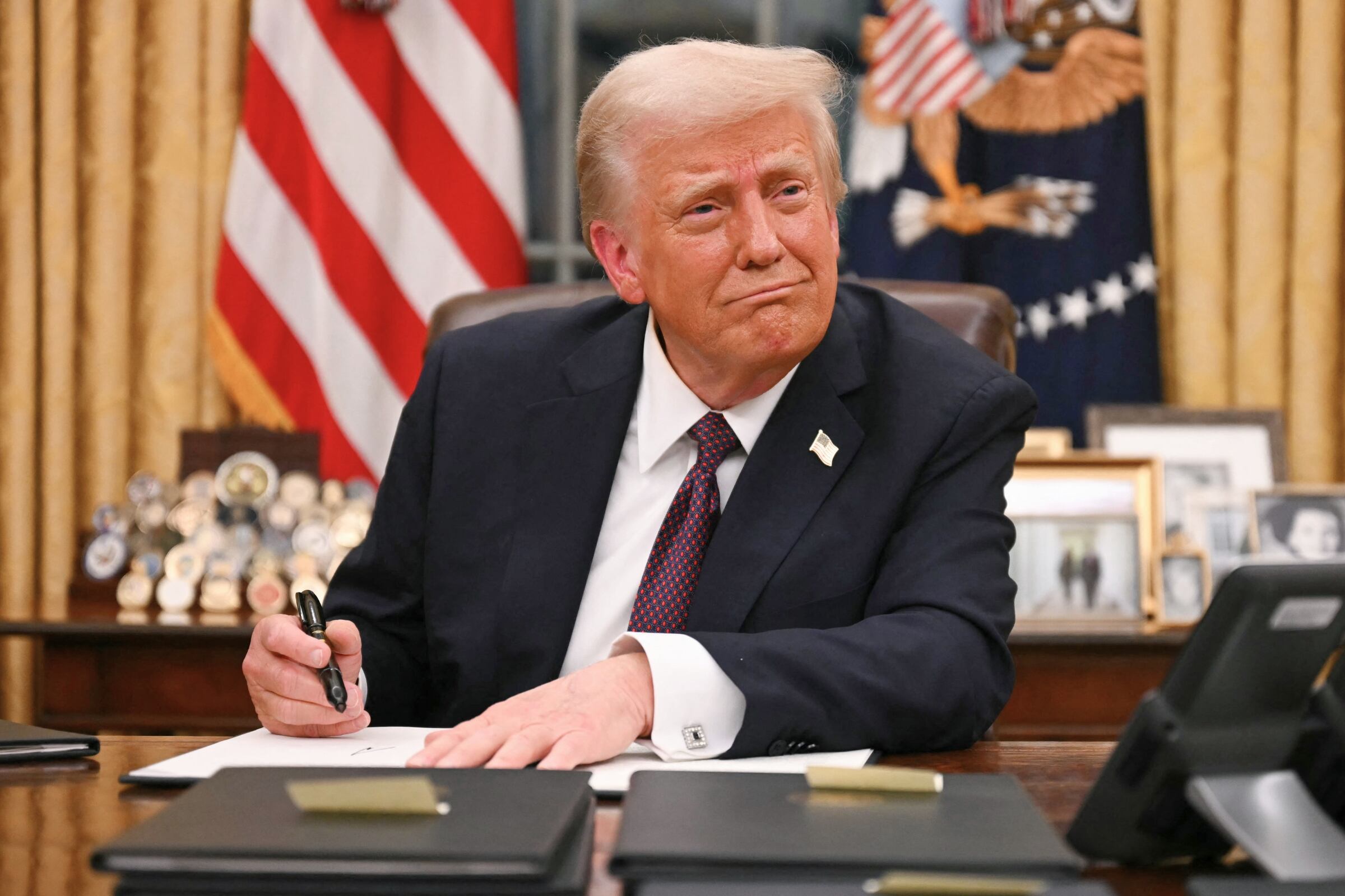 Donald Trump firmando una orden ejecutiva durante su primer día de gobierno en Estados Unidos (Foto: AFP)