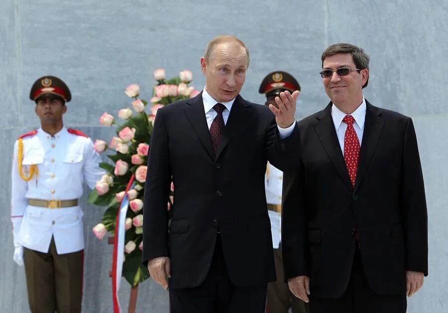 El presidente ruso Vladimir Putin en una visita a Cuba, acompañado del canciller cubano Bruno Rodríguez. (Foto: EFE)